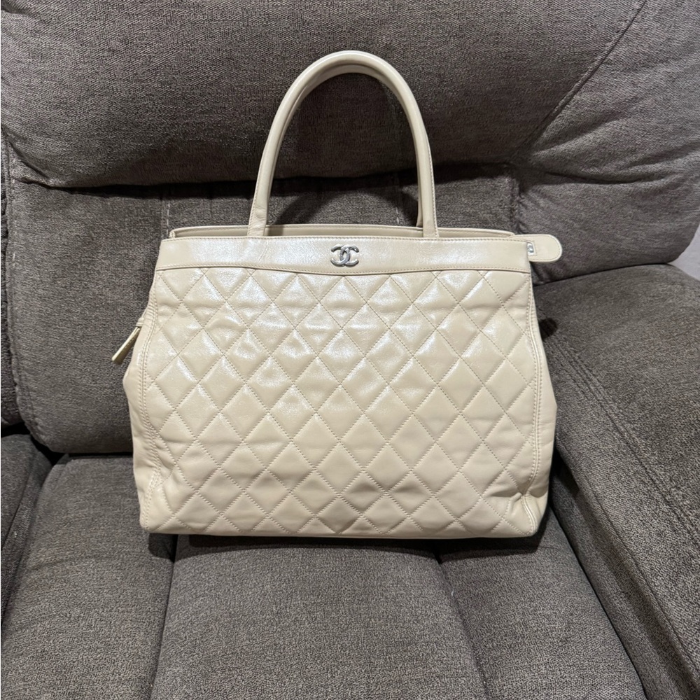 Excellent Condition Authentic Chanel Hand Bag Beige Lamb Skin - Picture 16 of 17